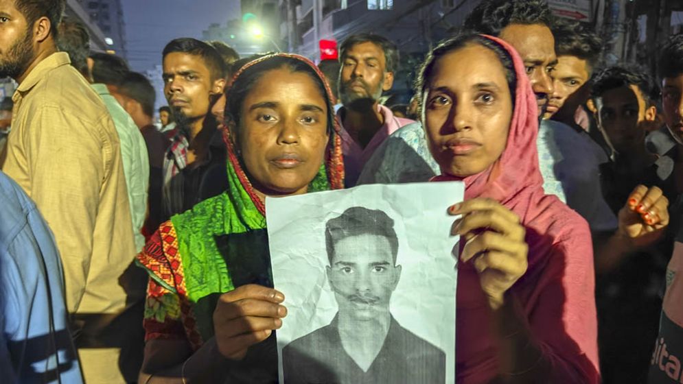 মিরপুরে আগুন: স্বজনের খোঁজে ছবি হাতে অনেকে